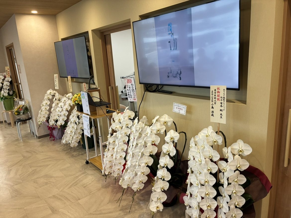 院内の廊下に並べられた開院祝いの胡蝶蘭。