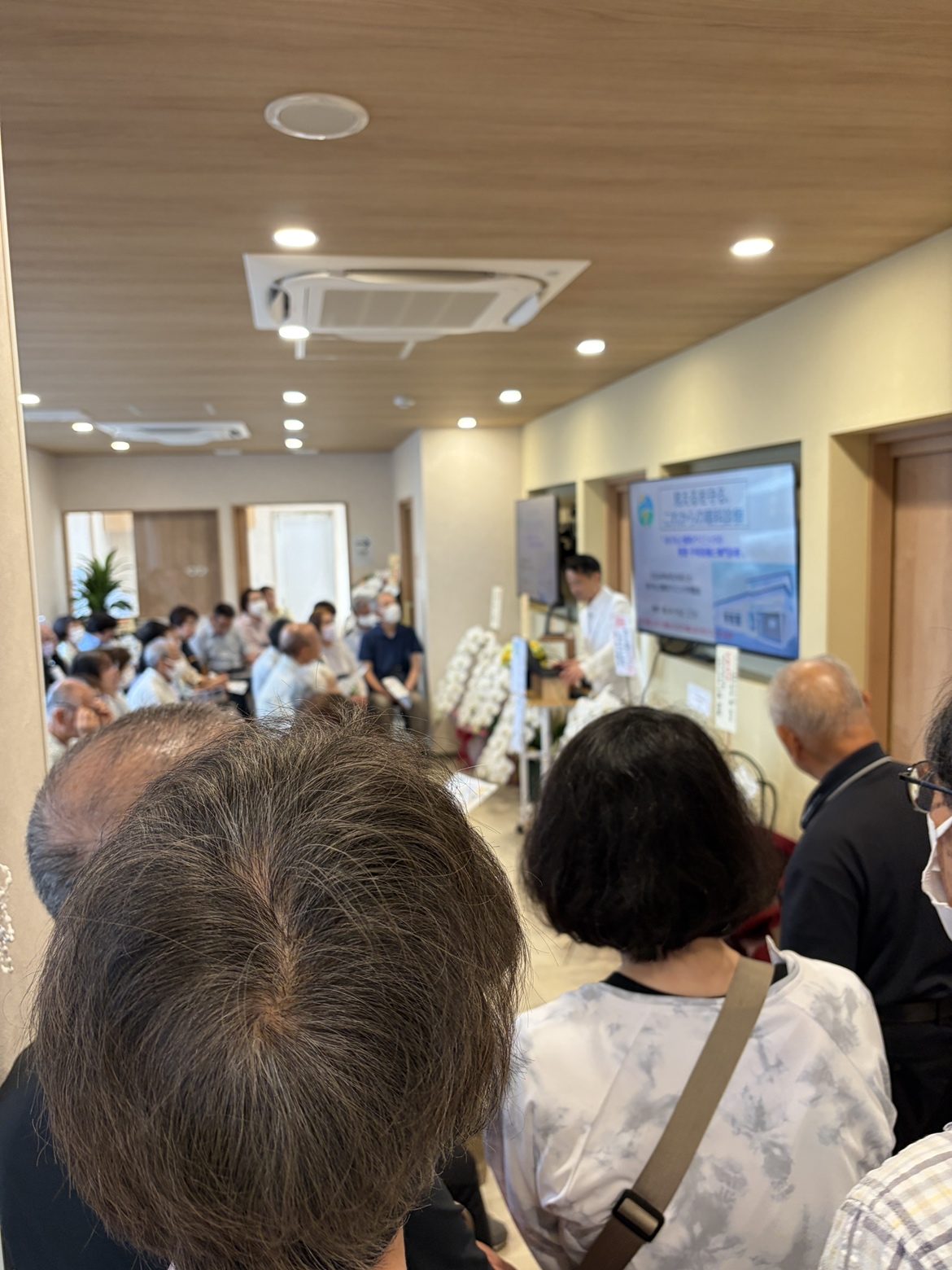 特別講演の会場となった待合スペース。多くの来場者が着席し、後方には立ち見の方も見える。